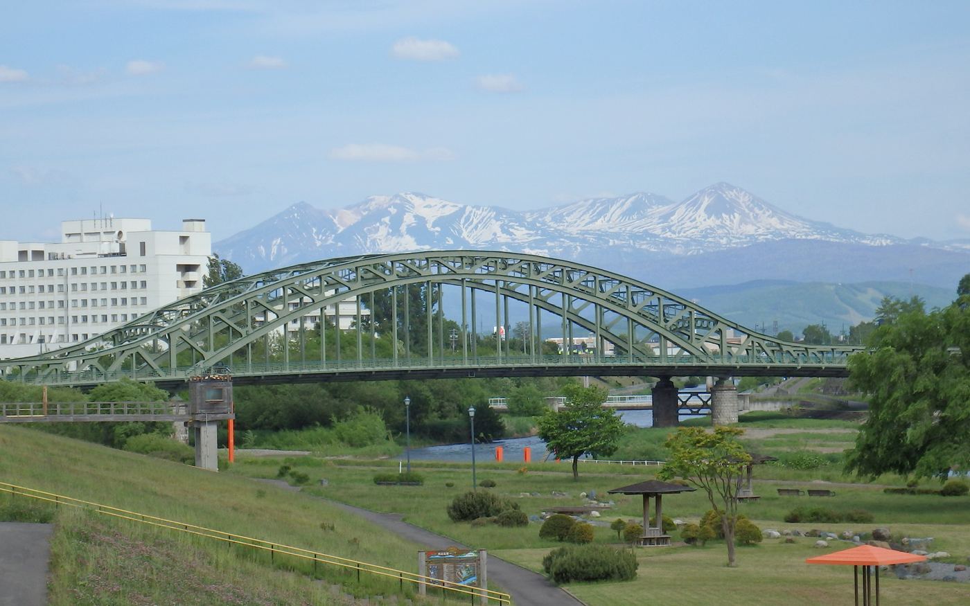 旭橋（旭川市）と大雪山